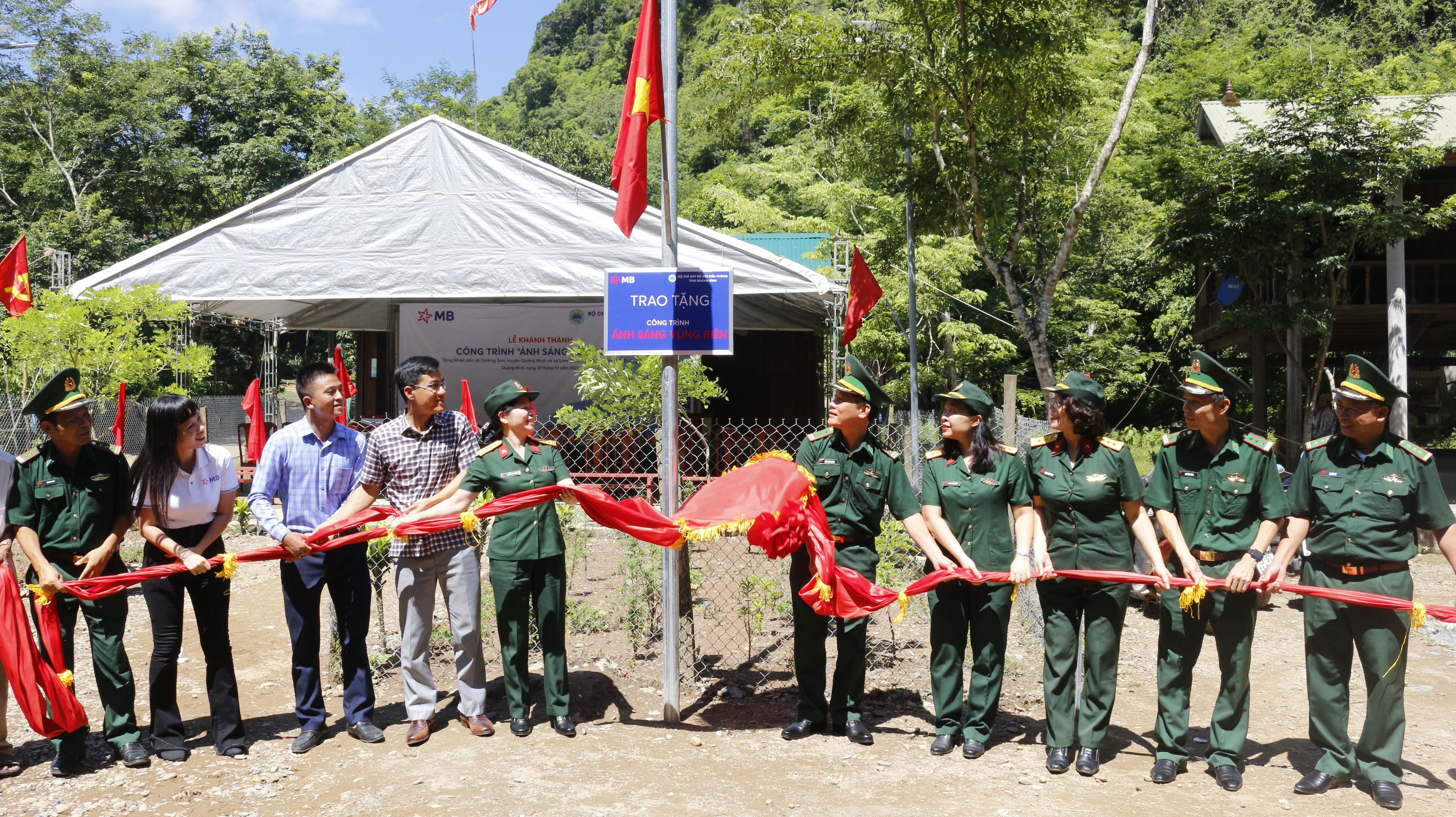 Biên cương bừng sáng ánh đèn