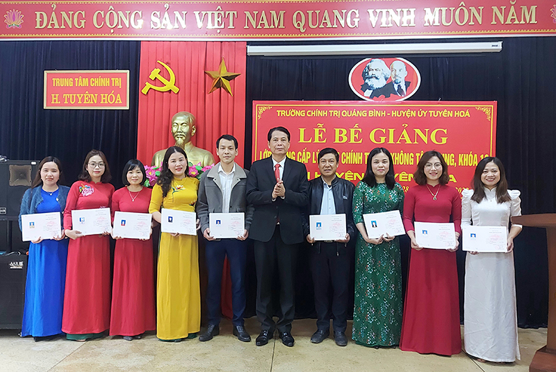 Bế giảng lớp trung cấp lý luận chính trị hệ không tập trung tại huyện Tuyên Hóa