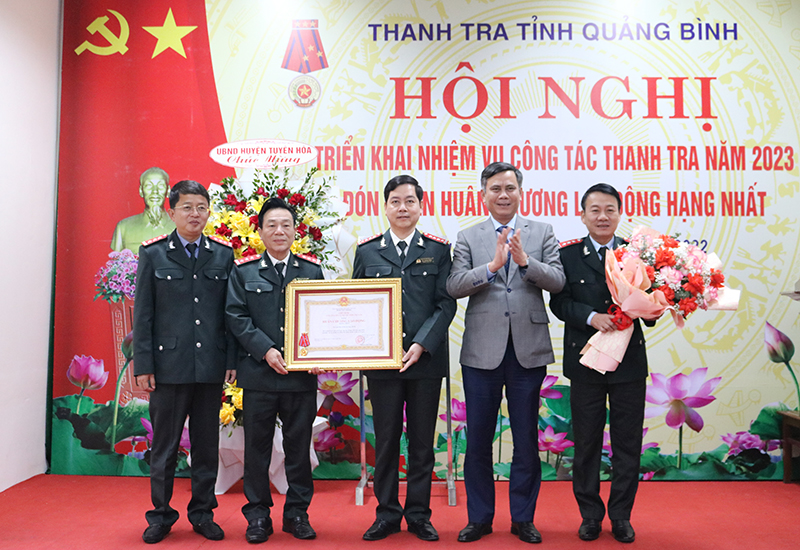 Thanh tra tỉnh Quảng Bình đón nhận Huân chương Lao động hạng Nhất