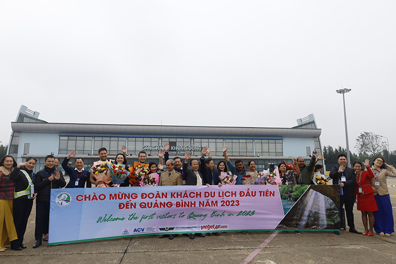Đón đoàn khách du lịch đầu tiên đến Quảng Bình bằng đường hàng không