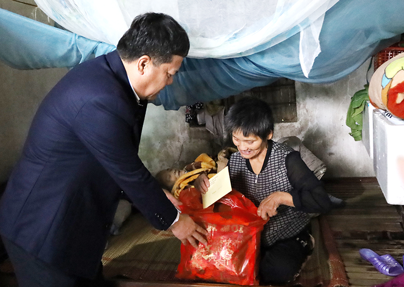 Đồng chí Bí thư Thành ủy Đồng Hới thăm các hộ nghèo nhân dịp Tết cổ truyền