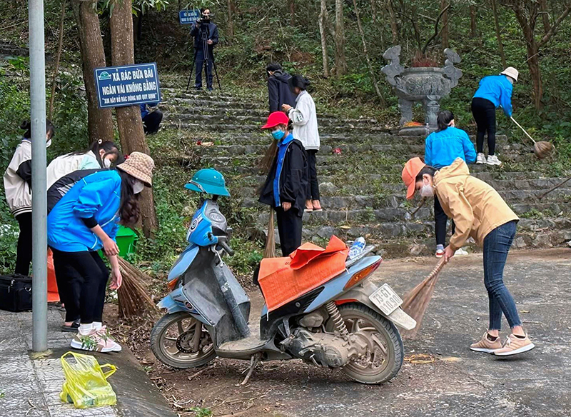 Đoàn viên, thanh niên tham gia làm vệ sinh tại chùa Kim Phong-núi Thần Đinh