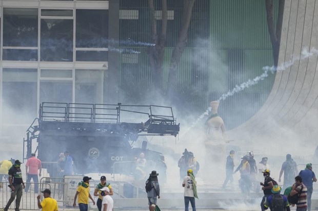 Đám đông ủng hộ ông Bolsonaro xông vào Dinh Tổng thống Brazil