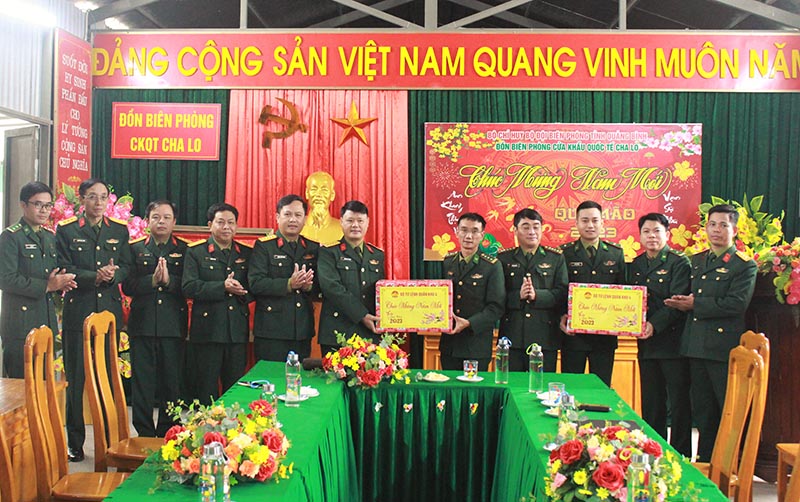 Bộ Tư lệnh Quân khu 4 chúc Tết Đồn Biên phòng Cửa khẩu quốc tế Cha Lo