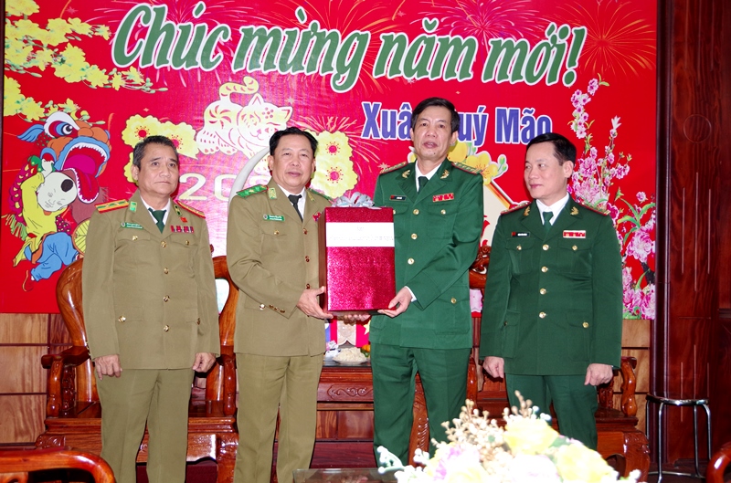 Lực lượng vũ trang các tỉnh nước bạn Lào chúc Tết cán bộ, chiến sĩ Bộ đội Biên phòng Quảng Bình