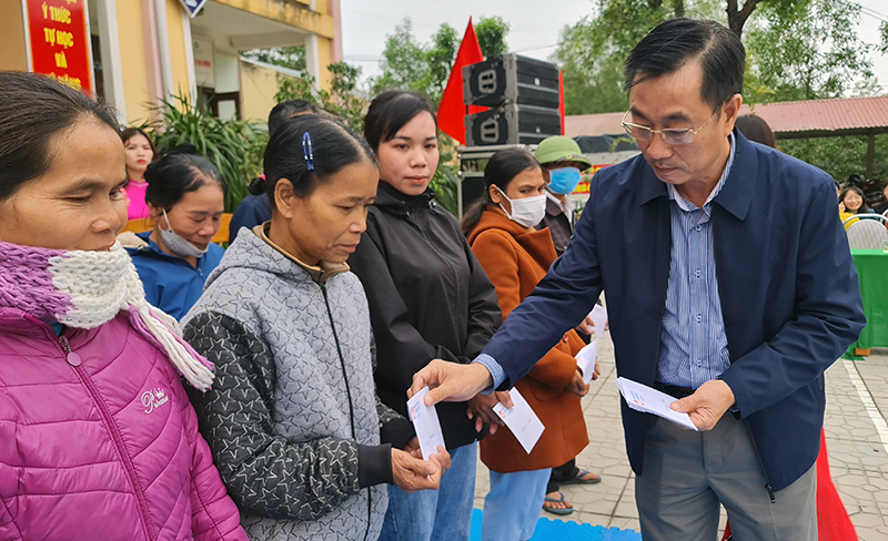 Chương trình "Tết nhân ái" và Ngày hội "Tết ấm cho em"