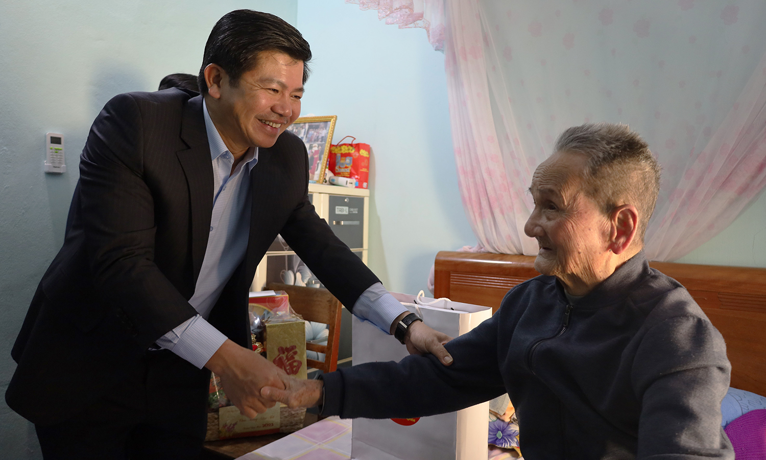Đồng chí Trưởng ban Tổ chức Tỉnh ủy thăm, tặng quà các đồng chí đảng viên có tuổi Đảng cao