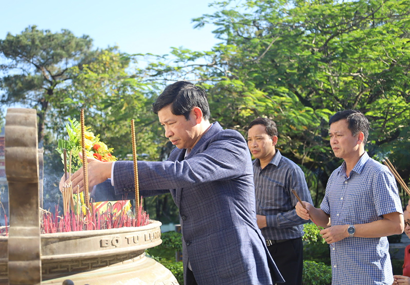 Lãnh đạo UBND tỉnh viếng Nghĩa trang liệt sỹ quốc gia Trường Sơn