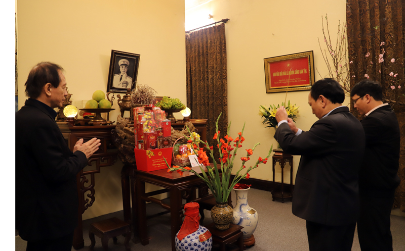 Phó Bí thư Thường trực Tỉnh ủy thăm, chúc Tết gia đình Đại tướng Võ Nguyên Giáp, Trung tướng Đồng Sỹ Nguyên