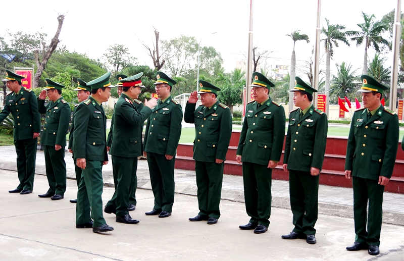 Thiếu tướng Phạm Trường Sơn kiểm tra sẵn sàng chiến đấu và chúc tết tại BĐBP tỉnh