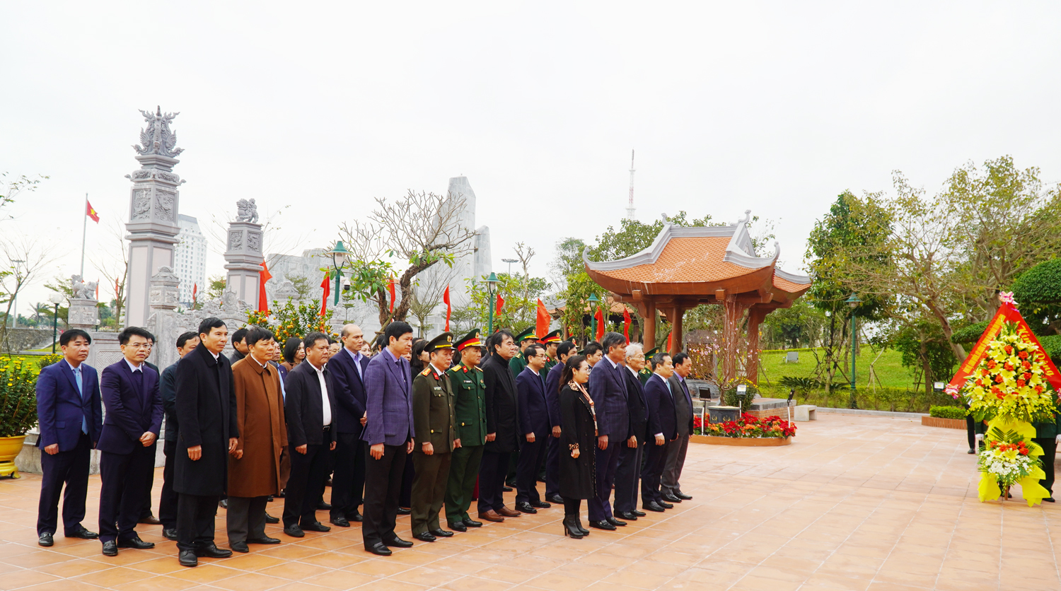 Lễ dâng hương tại Đền thờ Bác Hồ và các Anh hùng liệt sỹ, viếng  Nghĩa trang liệt sỹ Ba Dốc