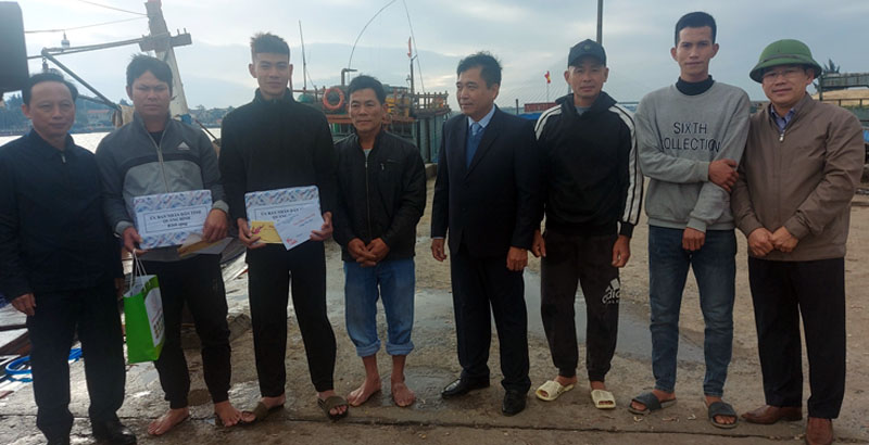 Đồng chí Phó Chủ tịch Thường trực UBND tỉnh thăm và tặng quà cho ngư dân