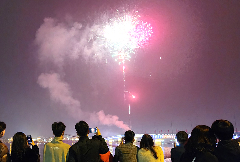 Hàng nghìn người dân đón xem pháo hoa chào năm mới Quý Mão 2023