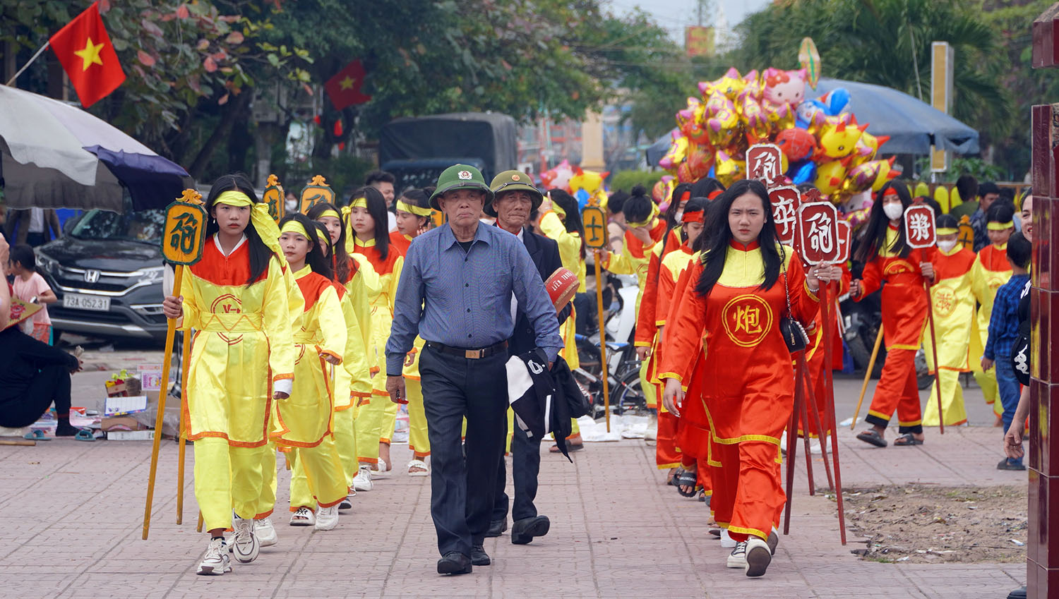 Độc đáo trò chơi "cờ người"