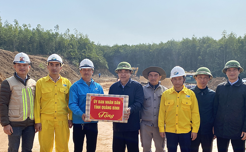 Đồng chí Phó Chủ tịch Thường trực UBND tỉnh kiểm tra công tác bàn giao mặt bằng cao tốc Bắc-Nam