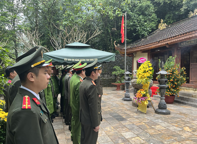 Đảng ủy, lãnh đạo Công an tỉnh dâng hương Đền tưởng niệm các Anh hùng, Liệt sỹ đường 20 Quyết Thắng