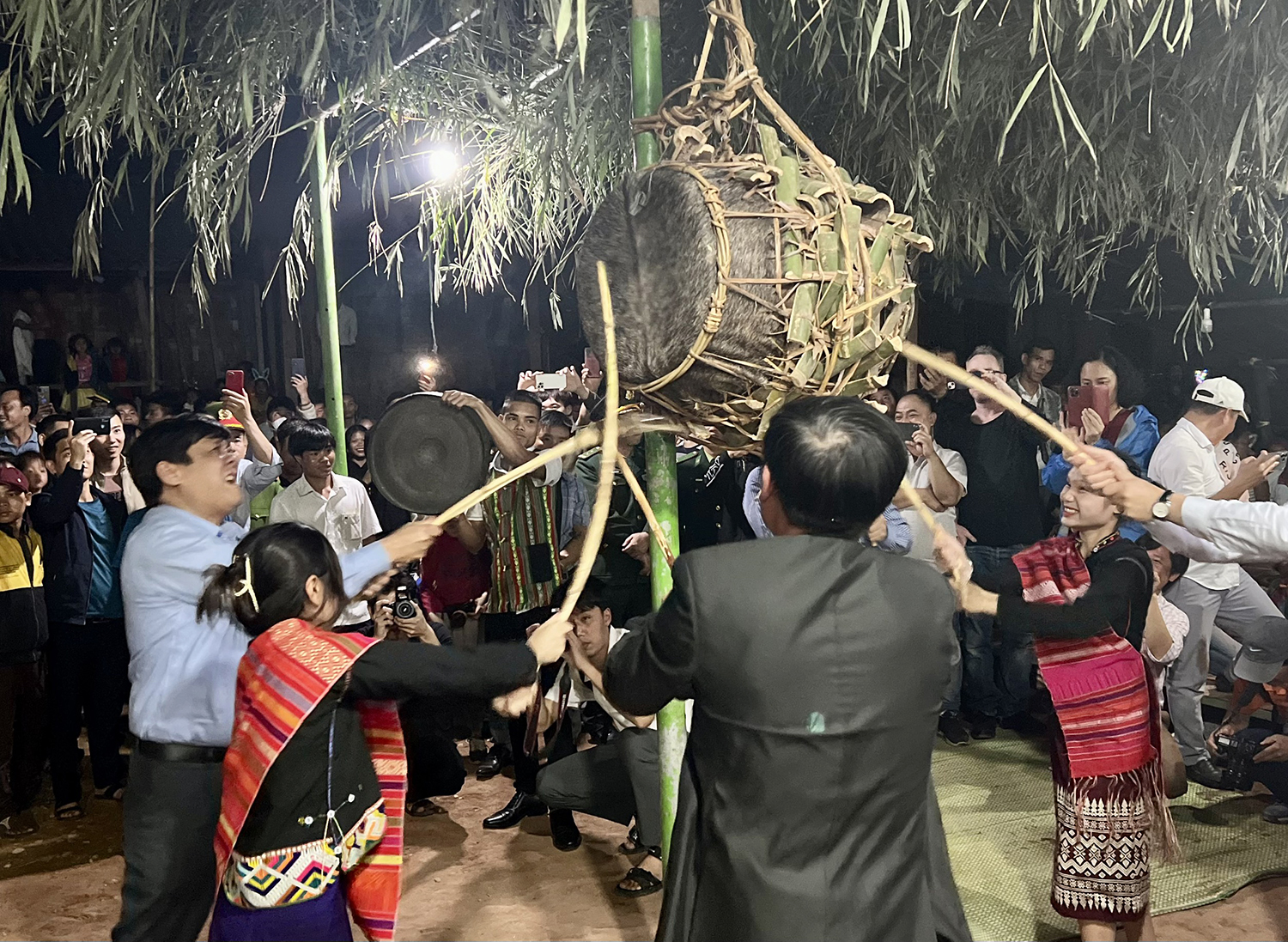 Vui lễ hội Đập trống truyền thống của người Ma Coong