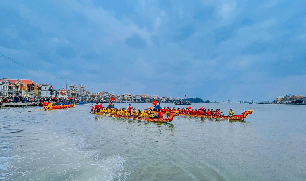 Ngày xuân xem hội đua thuyền trên sông Lý Hòa