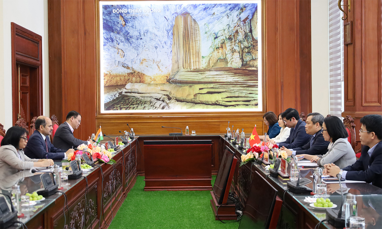 Đồng chí Bí thư Tỉnh ủy tiếp xã giao Đại sứ đặc mệnh toàn quyền Ấn Độ tại Việt Nam