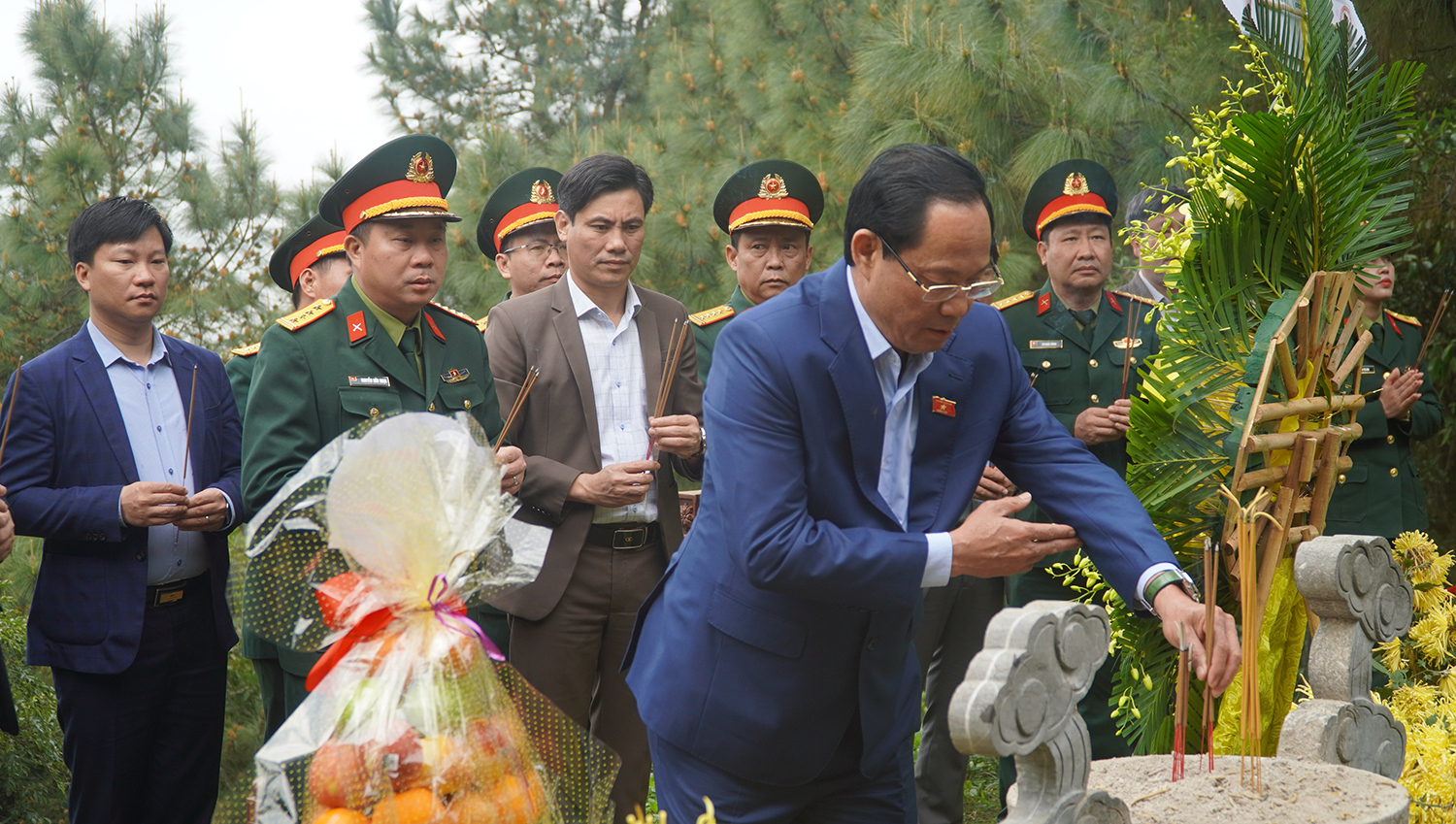 Đồng chí Thượng tướng, Phó Chủ tịch Quốc hội Trần Quang Phương dâng hương viếng Đại tướng Võ Nguyên Giáp