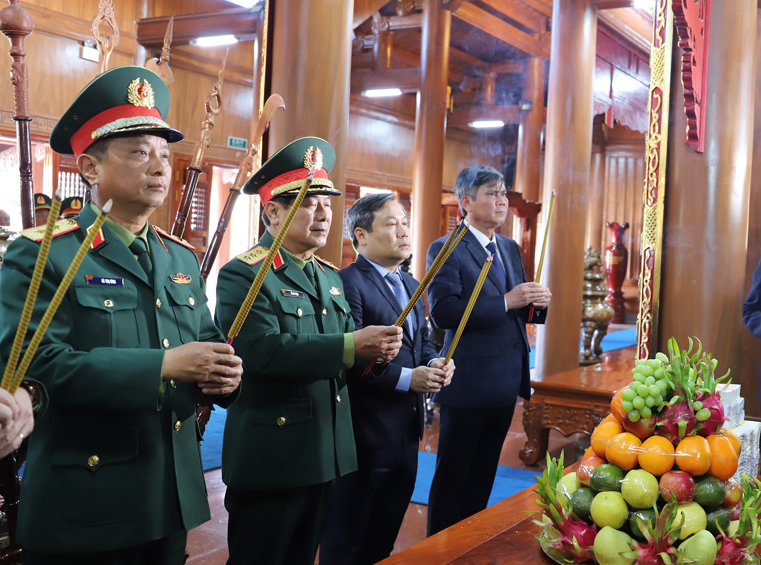 Lãnh đạo Bộ Quốc phòng, tỉnh Quảng Bình dâng hương tại Đền thờ Bác Hồ và các Anh hùng liệt sỹ