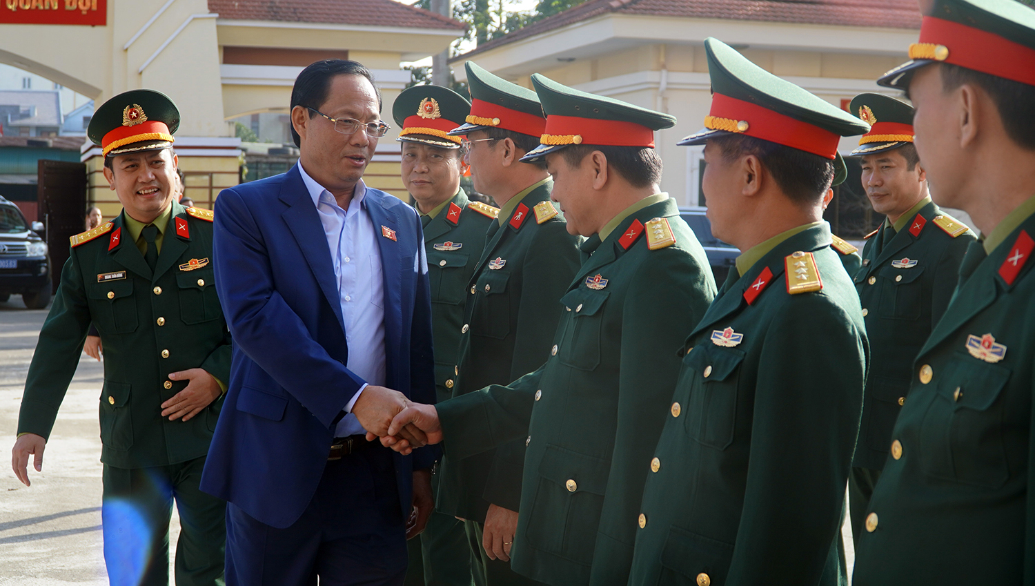 Phó Chủ tịch Quốc hội Trần Quang Phương dâng hương viếng Trung tướng Đồng Sỹ Nguyên và gặp mặt lực lượng vũ trang