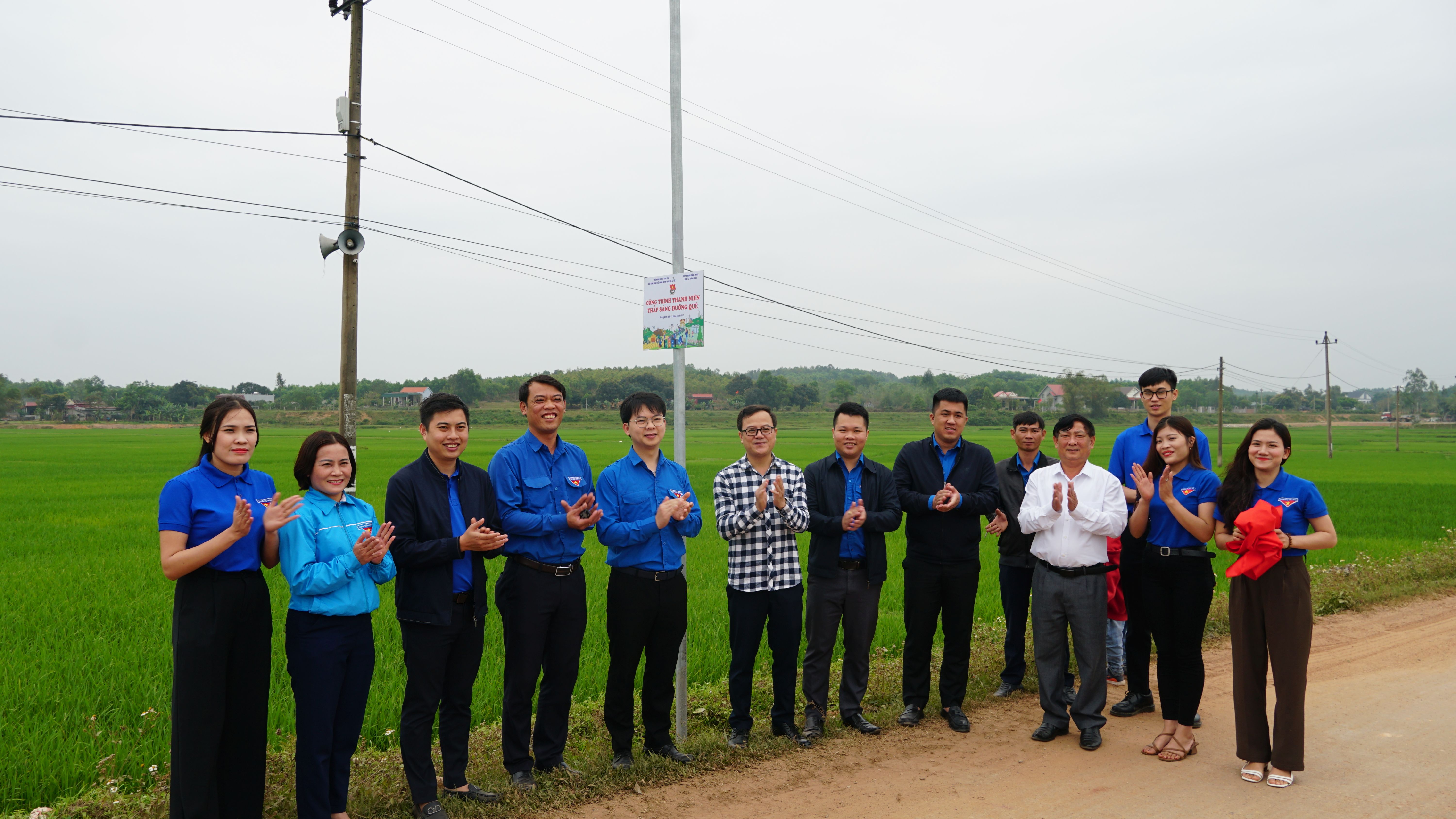 Khánh thành và bàn giao công trình thanh niên "Thắp sáng đường quê"