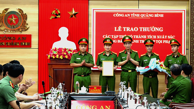 Trao thưởng công an các đơn vị, địa phương có thành tích xuất sắc trong đấu tranh trấn áp tội phạm