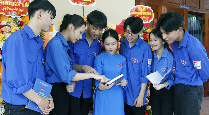 Ra mắt Lịch sử Đoàn TNCS Hồ Chí Minh và phong trào thanh niên huyện Tuyên Hóa tập 1