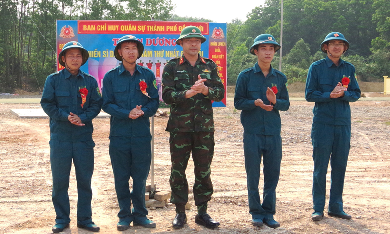 Khi dân quân thi đua huấn luyện giỏi