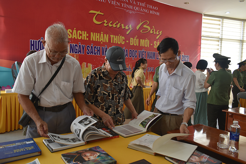 Khai trương tủ sách Hội Văn học-Nghệ thuật Quảng Bình