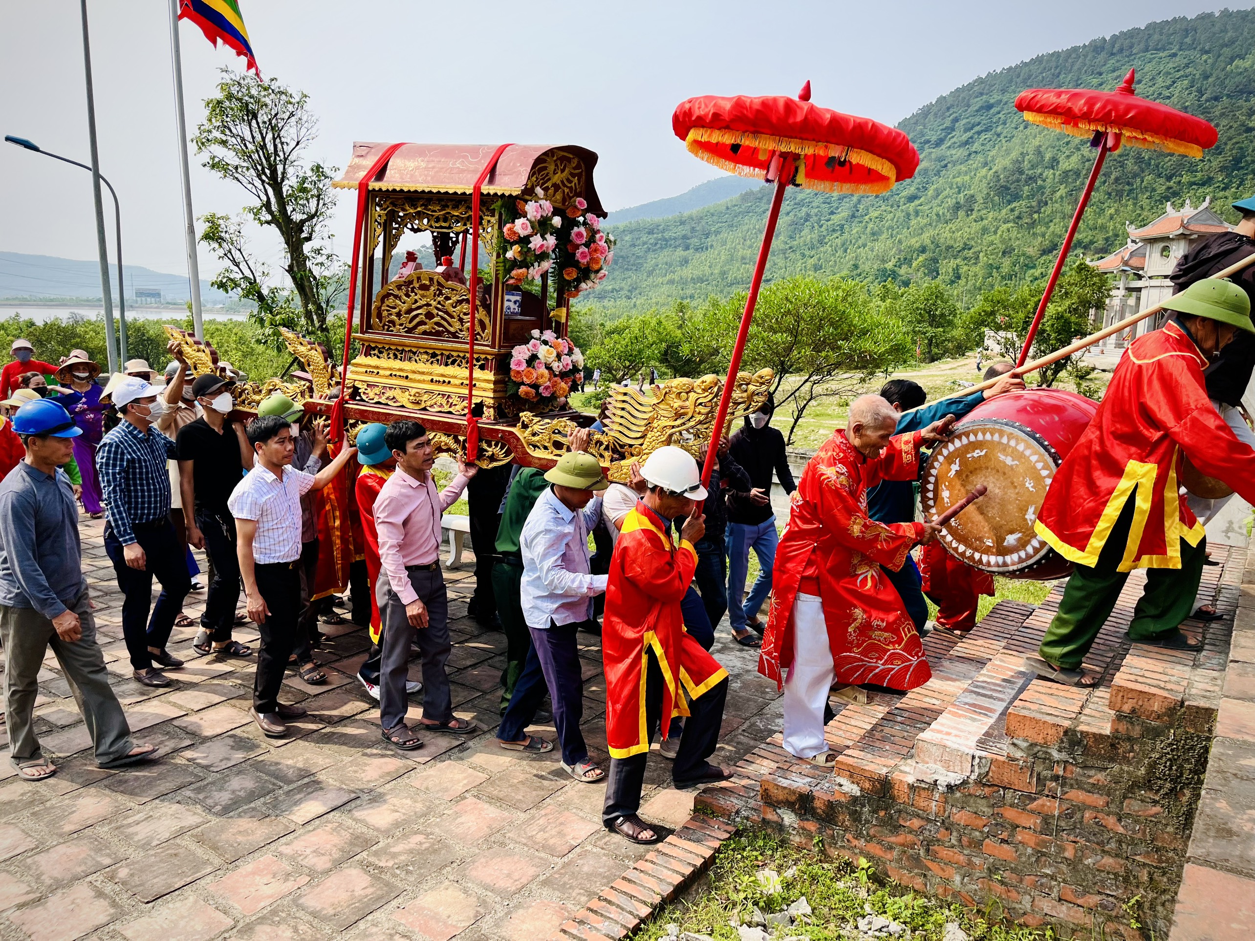 Đông đảo nhân dân và du khách tham gia lễ giỗ Thánh Mẫu Liễu Hạnh