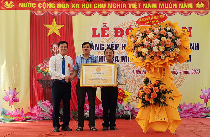 Trao bằng xếp hạng Di tích lịch sử cấp tỉnh "Khu Ba Miếu" cho xã Hiền Ninh