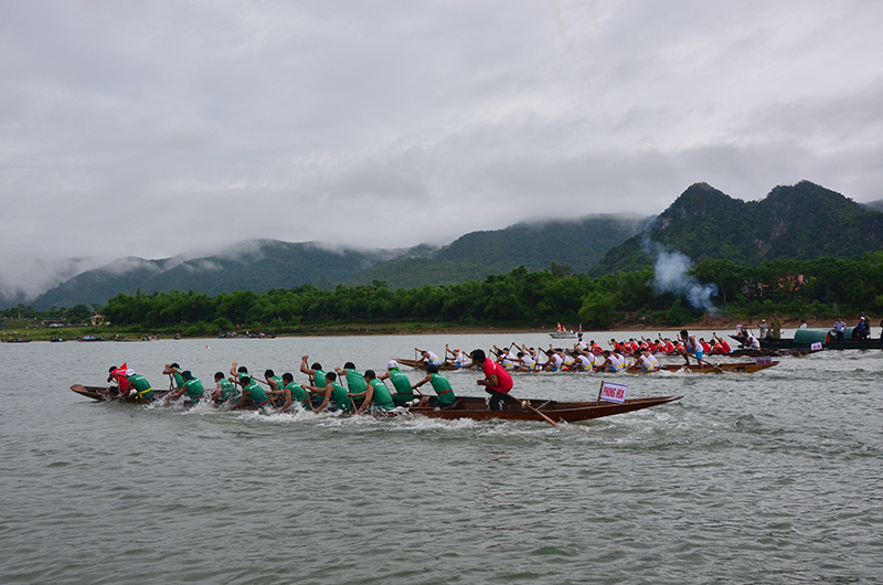 Háo hức giải đua thuyền truyền thống trên sông Gianh
