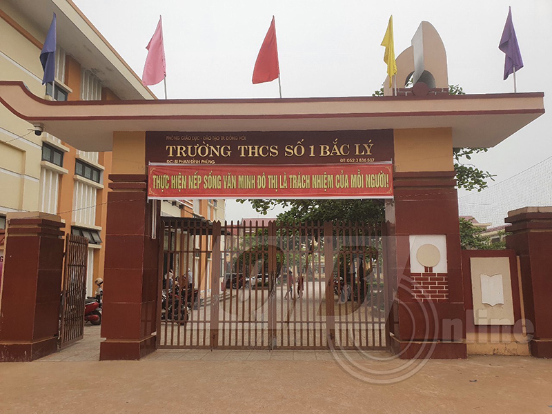 Xuất hiện clip học sinh nữ đánh bạn