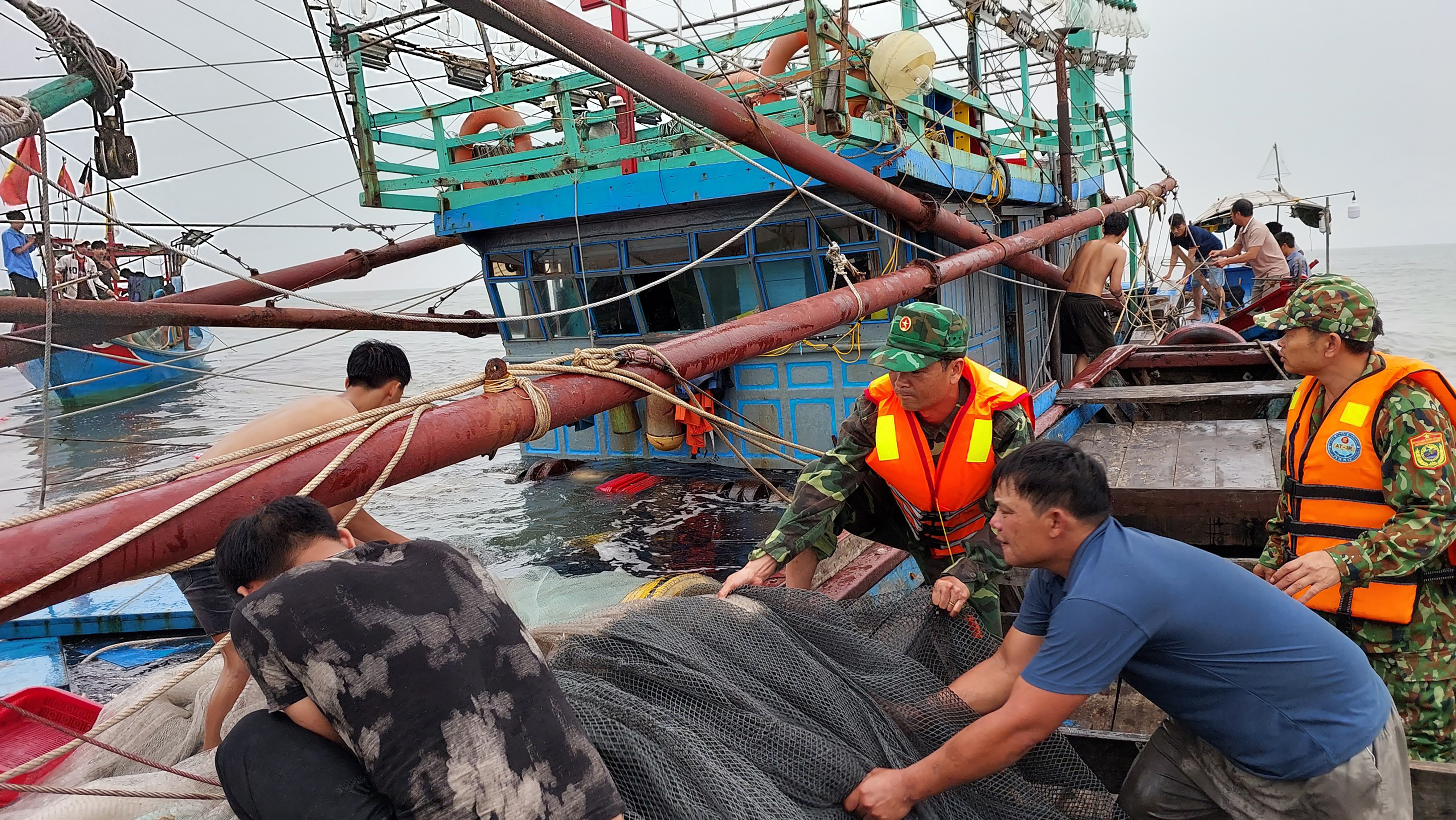 Cứu nạn tàu đánh cá bị chìm trên biển