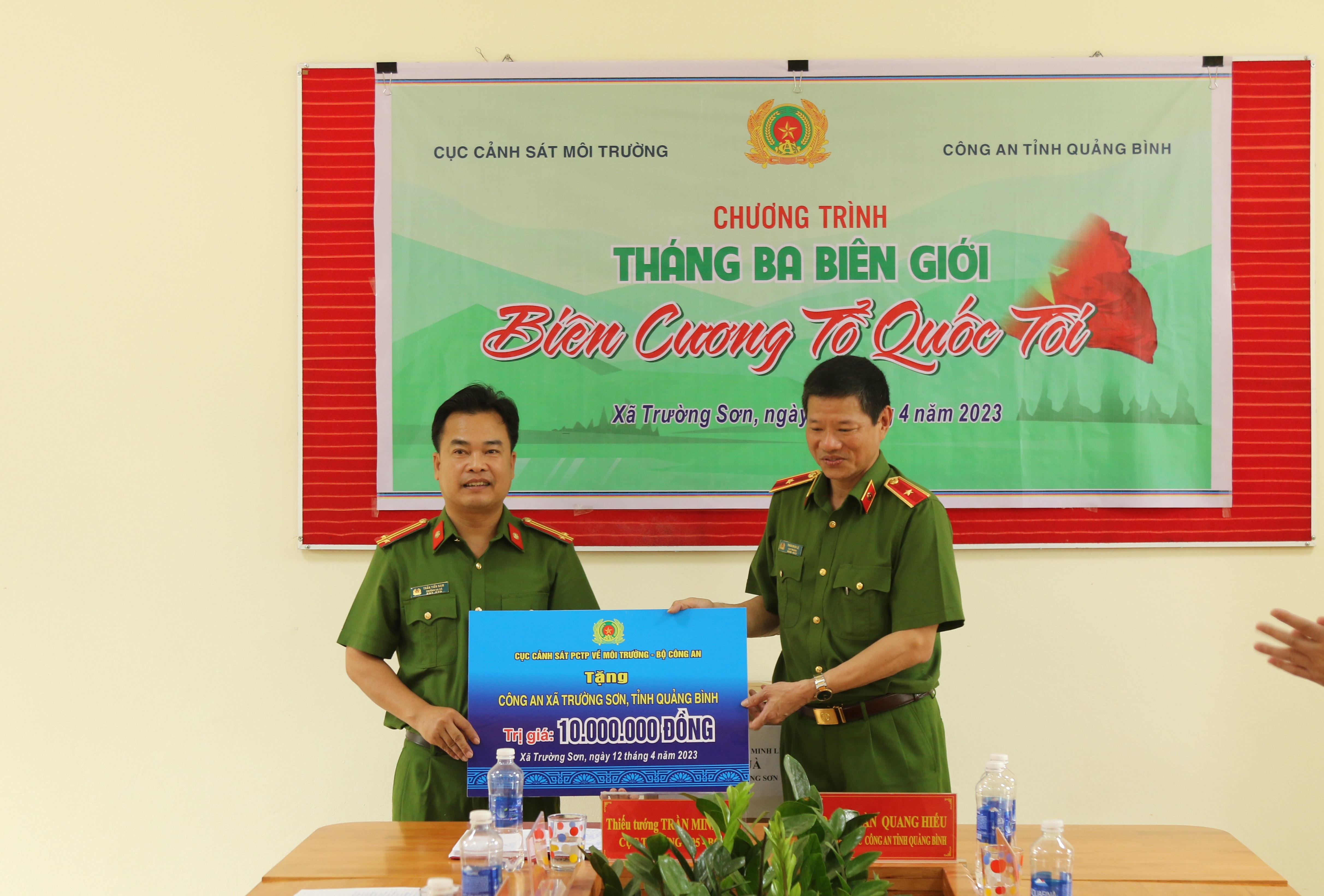 Cục Cảnh sát phòng, chống tội phạm về môi trường thăm, tặng quà tại Công an xã Trường Sơn