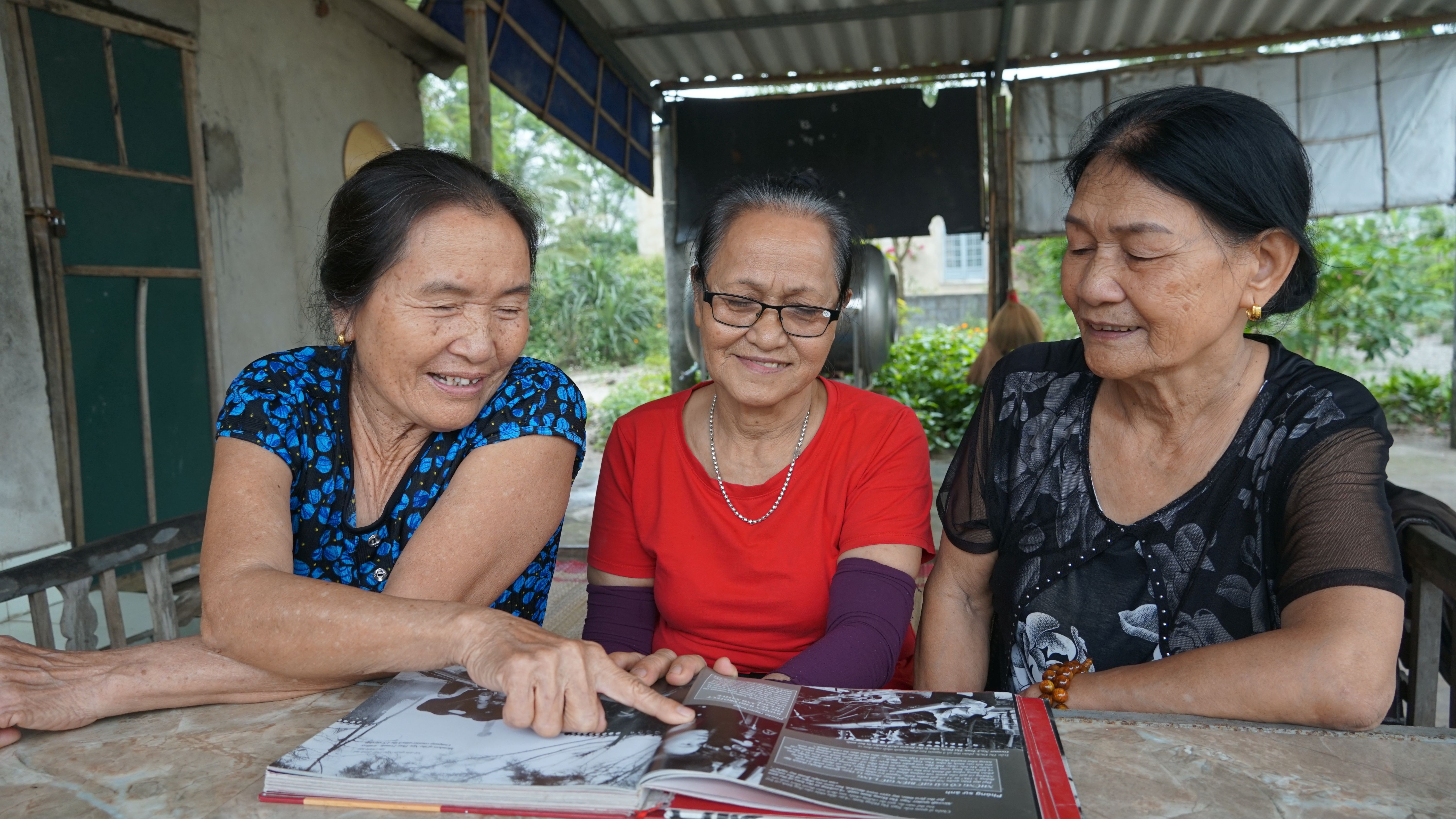 Trong "ánh chớp lửa đạn"