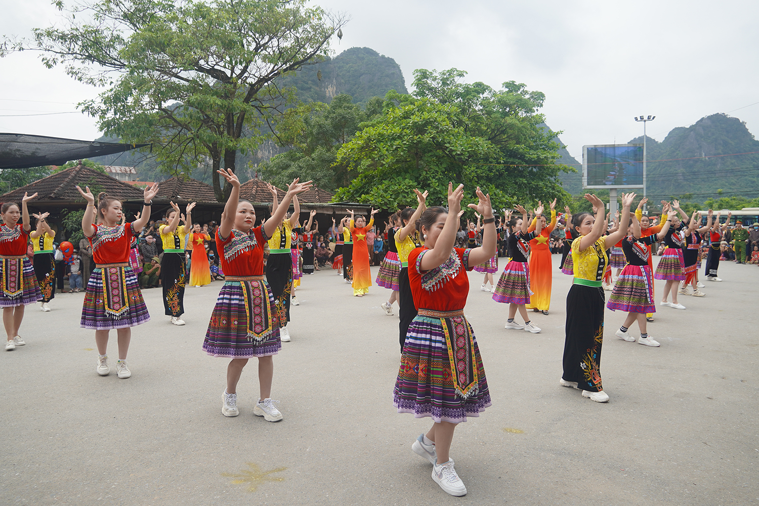 Đặc sắc liên hoan dân vũ Bố Trạch