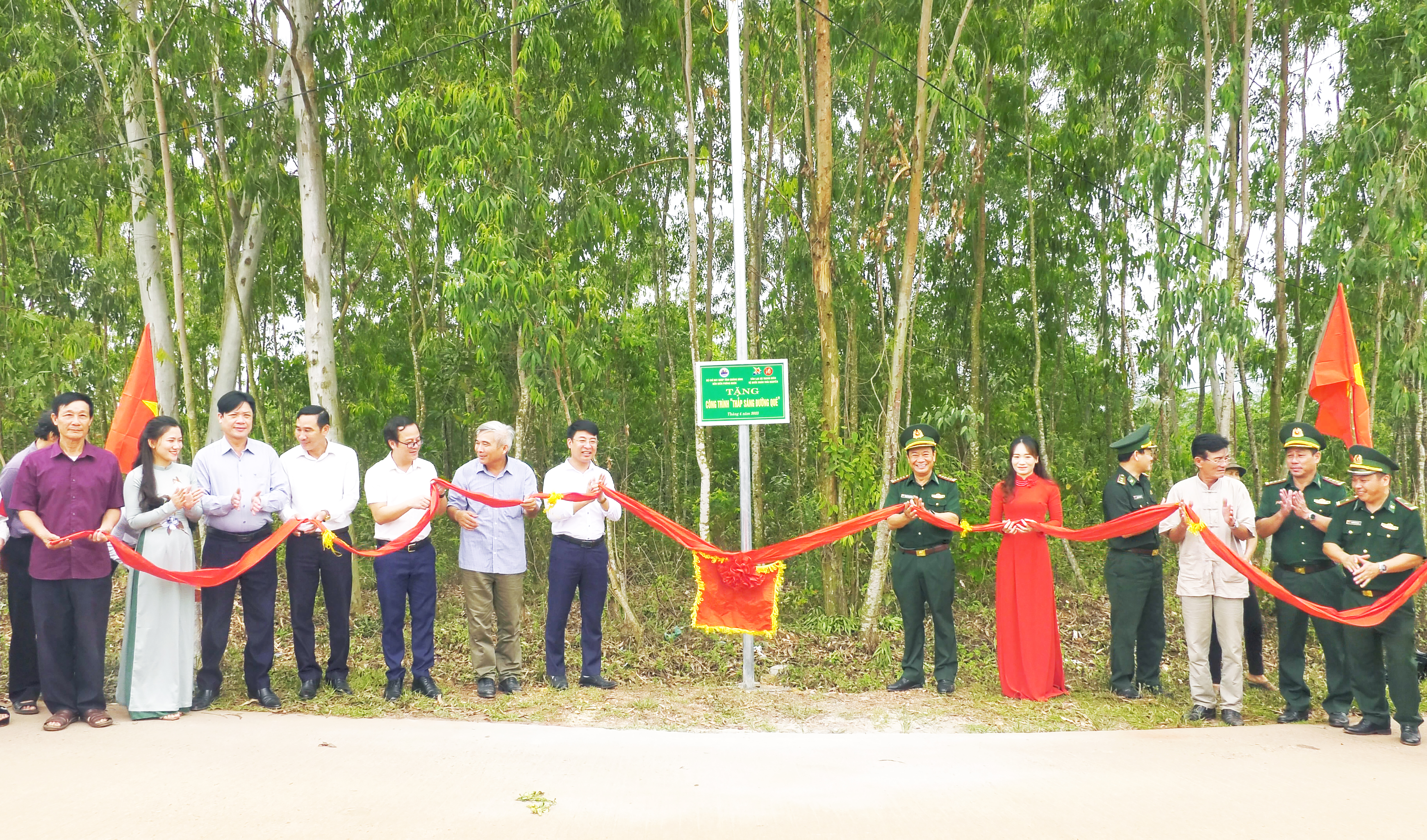 Khánh thành và bàn giao công trình "thắp sáng đường quê"