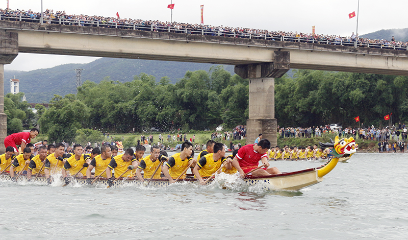 Kịch tính giải đua thuyền trên sông Gianh