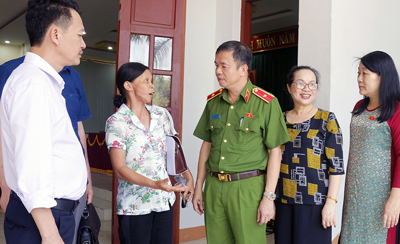 Đại biểu Quốc hội tiếp xúc cử tri tại huyện Tuyên Hóa