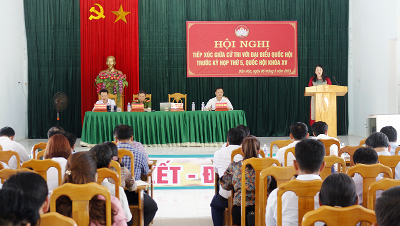 Đại biểu Quốc hội tiếp xúc cử tri tại huyện Minh Hóa