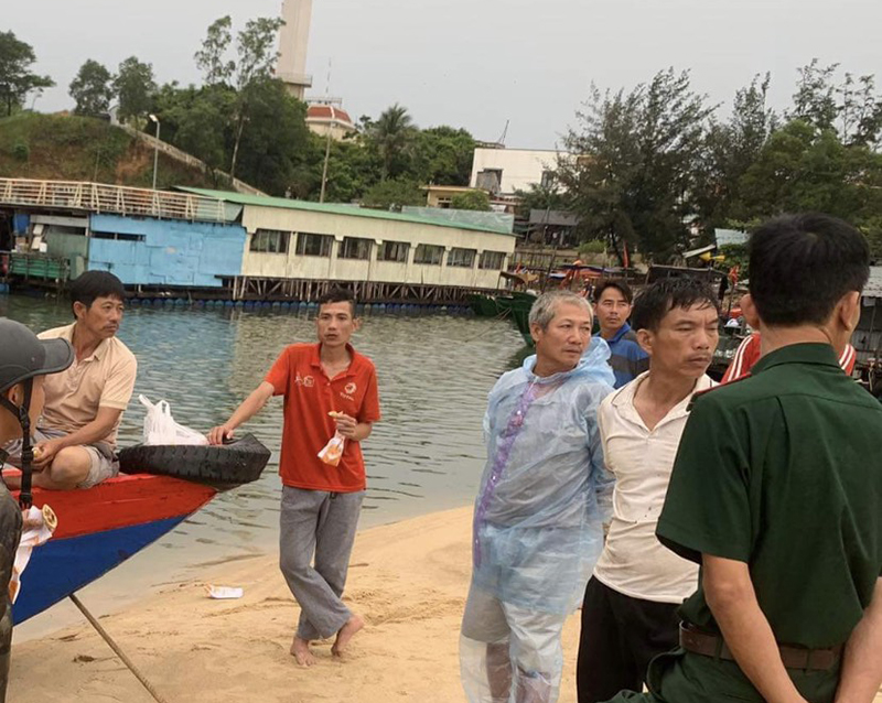 TP. Đồng Hới: 1 tàu đánh bắt hải sản bị sóng đánh chìm