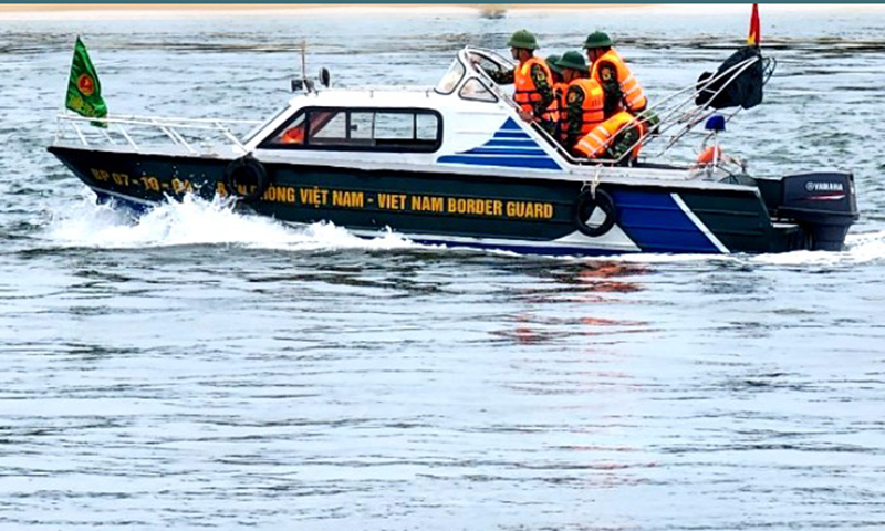 Bộ đội Biên phòng tích cực tìm kiếm ngư dân mất tích