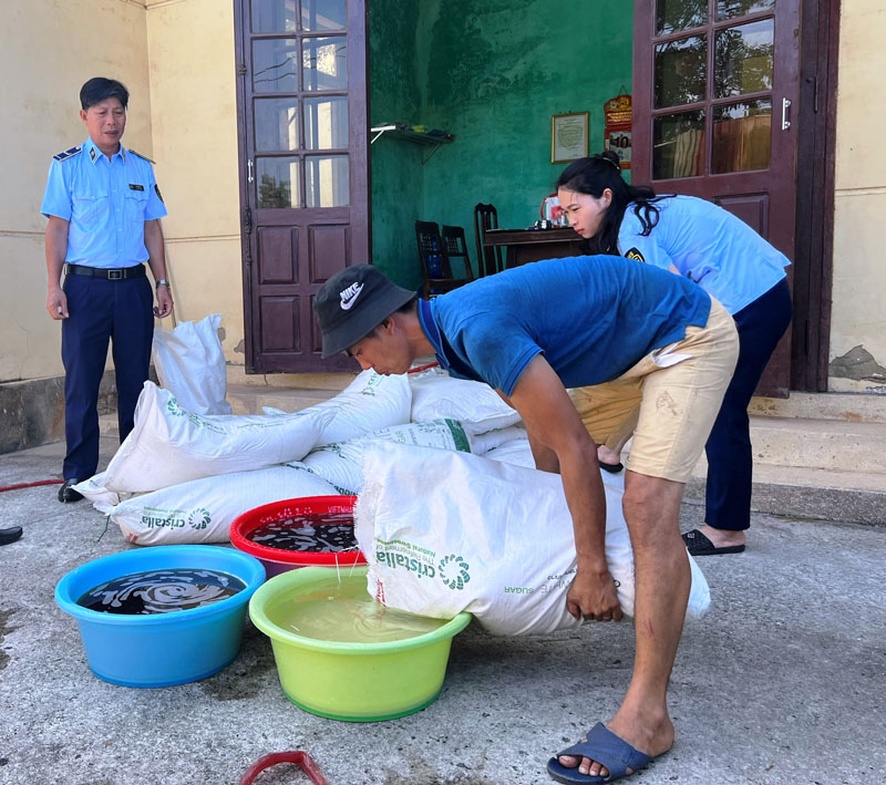 Tiêu hủy 500kg đường trắng và giày dép giả mạo nhãn hiệu