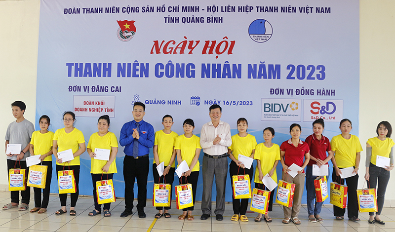 Trao 40 suất quà cho thanh niên công nhân Công ty TNHH S&D Quảng Bình
