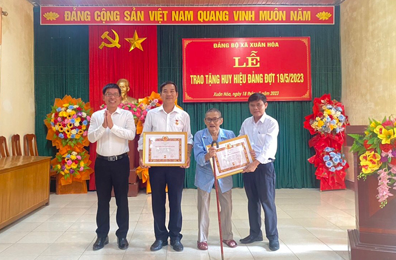 Minh Hóa: 52 đảng viên được trao tặng Huy hiệu Đảng dịp 19/5