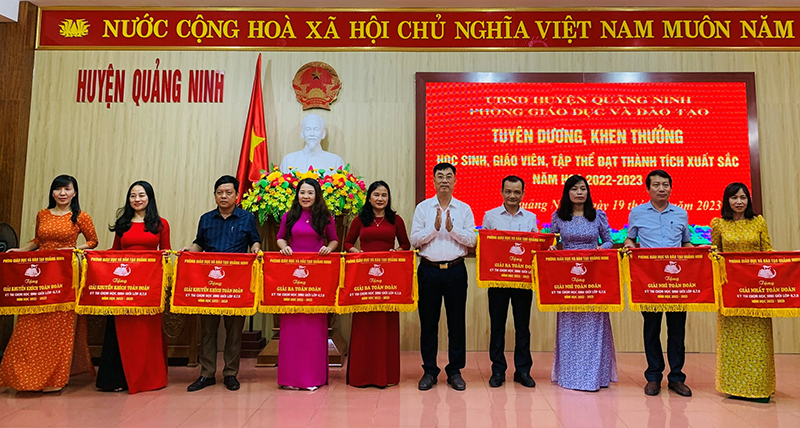 Quảng Ninh: Tuyên dương, khen thưởng học sinh và giáo viên đạt thành tích xuất sắc