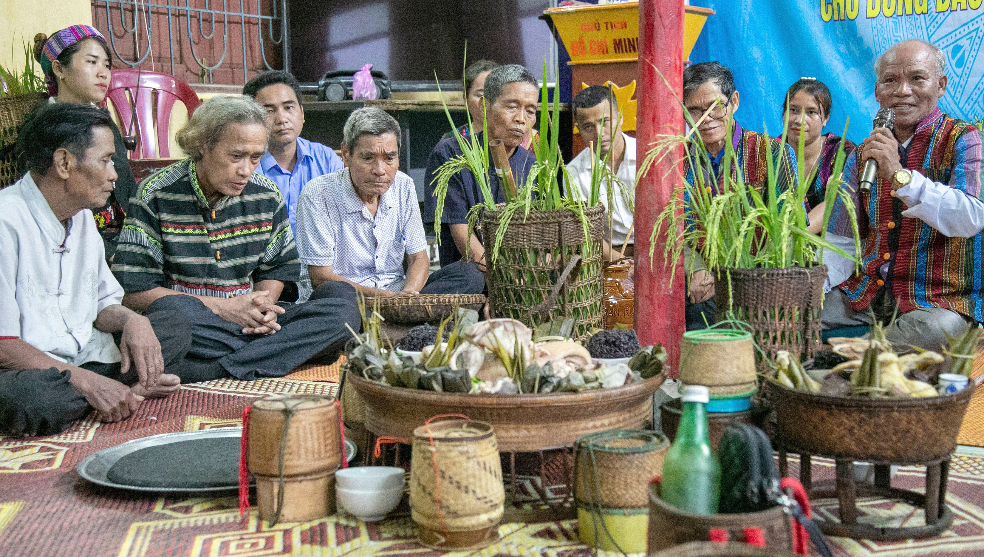 "Bảo tồn, phát huy giá trị văn hóa truyền thống tốt đẹp của các dân tộc thiểu số gắn với phát triển du lịch"